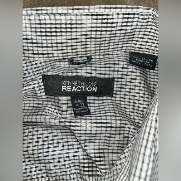 Kenneth Cole Reaction Long Sleeve Button Down Regular fit no iron shirt. - Picture 3 of 4